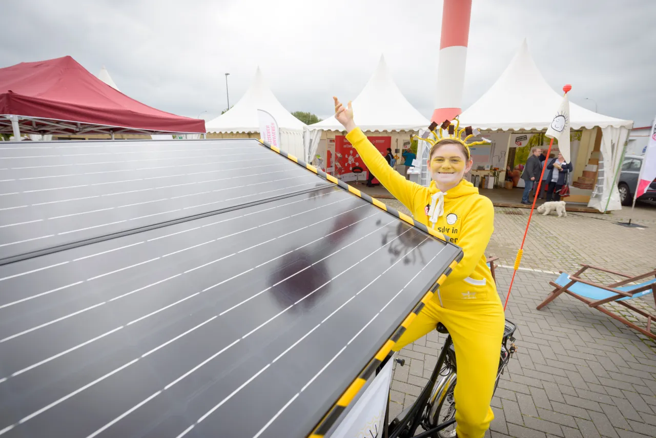 Solarfrau Sunna machte auf die Kampagne Solar in Bremen aufmerksam