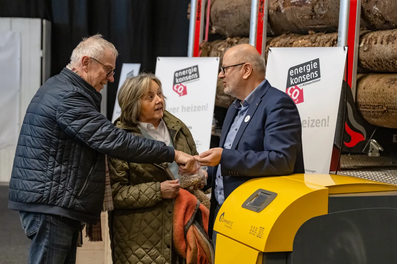 Gespr&auml;chssituation: &Auml;lteres Ehepaar wird von energiekonsens-Mitarbeiter beraten