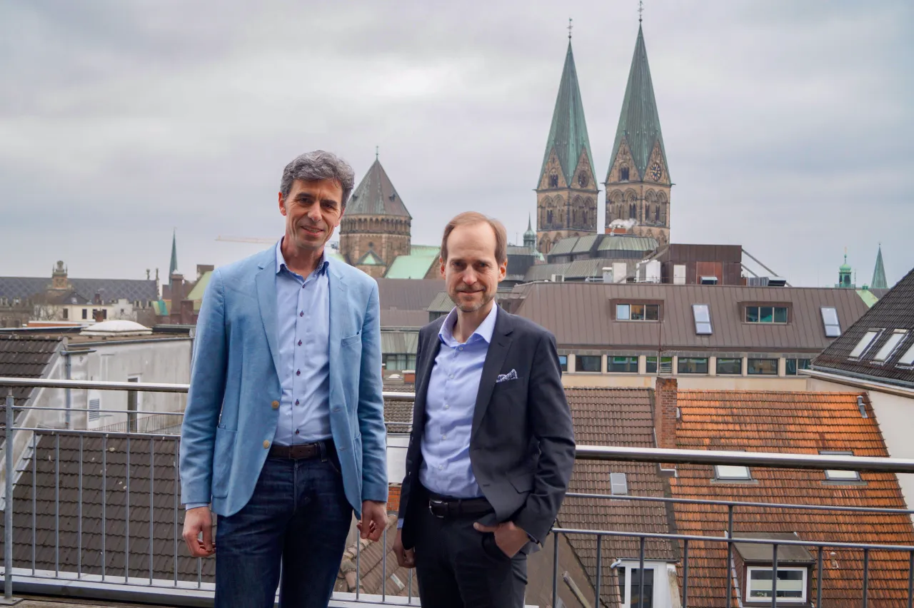 Prof. Peter Ritzenhoff (Hoschule Bremerhaven, l.) und Ralf Stapp (Bremer Aufbau-Bank, r.)